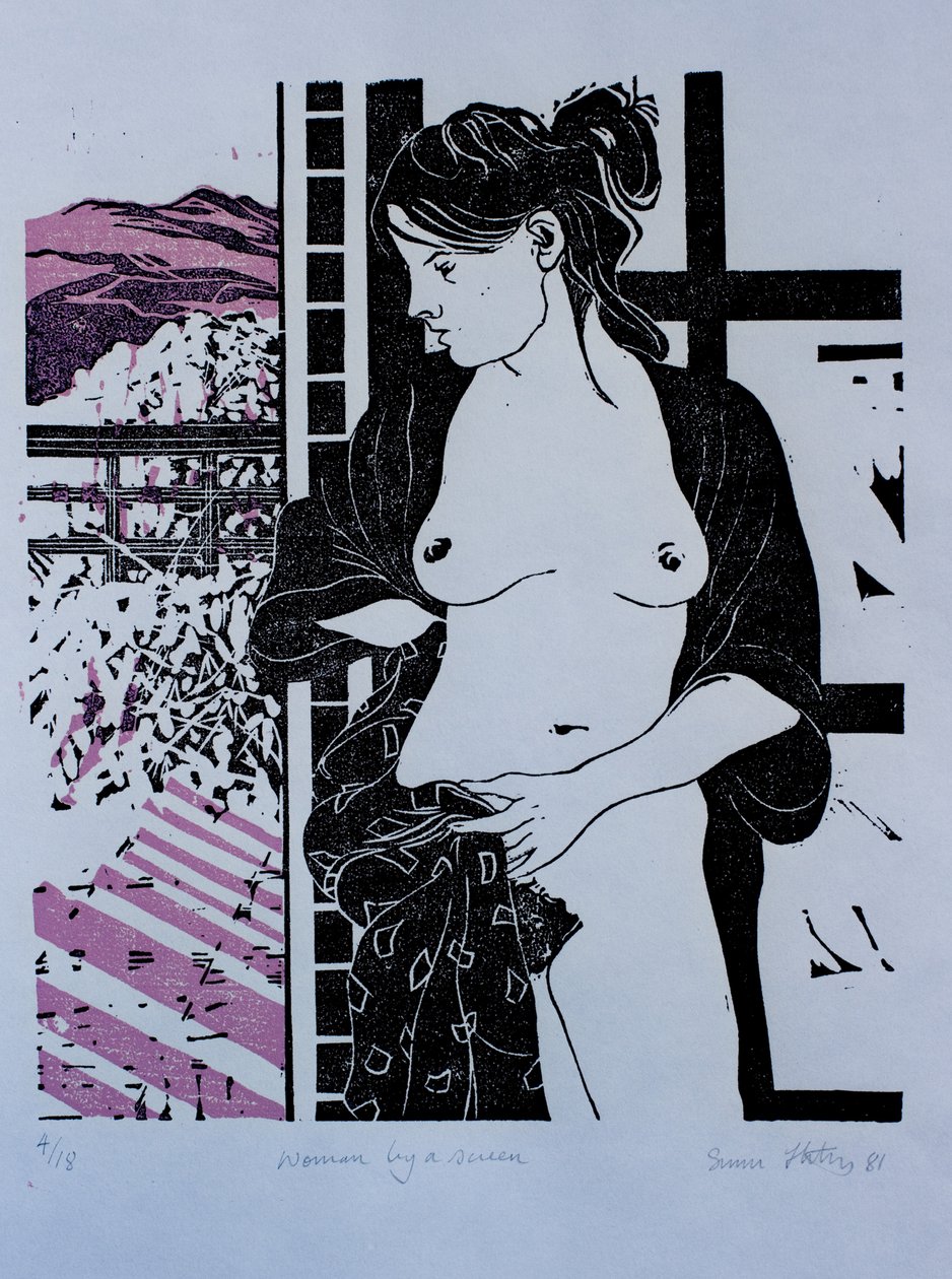 Mulher junto a um ecrã de Simon Fletcher