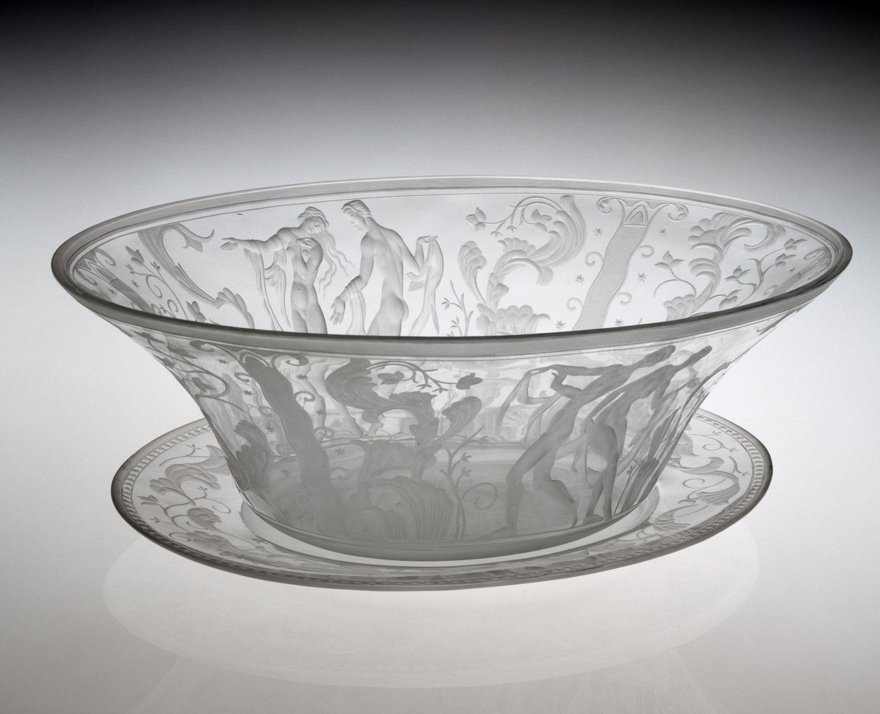 Centerpiece Bowl, projetado em 1920, feito 1929 (vidro) de Simon Gate