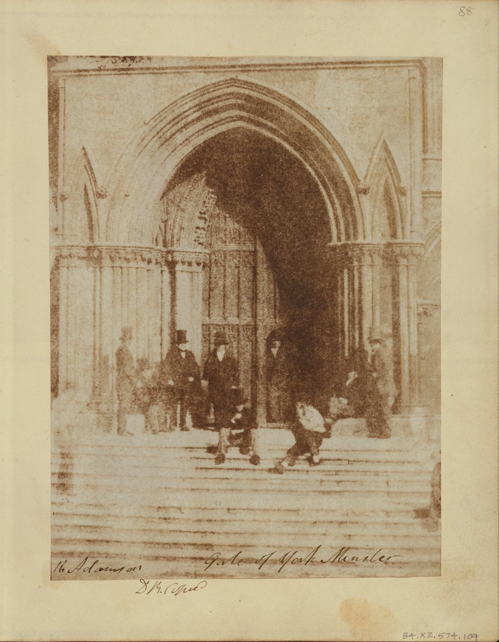 Um grupo de homens na entrada sul de York Minster. de Sir David Brewster