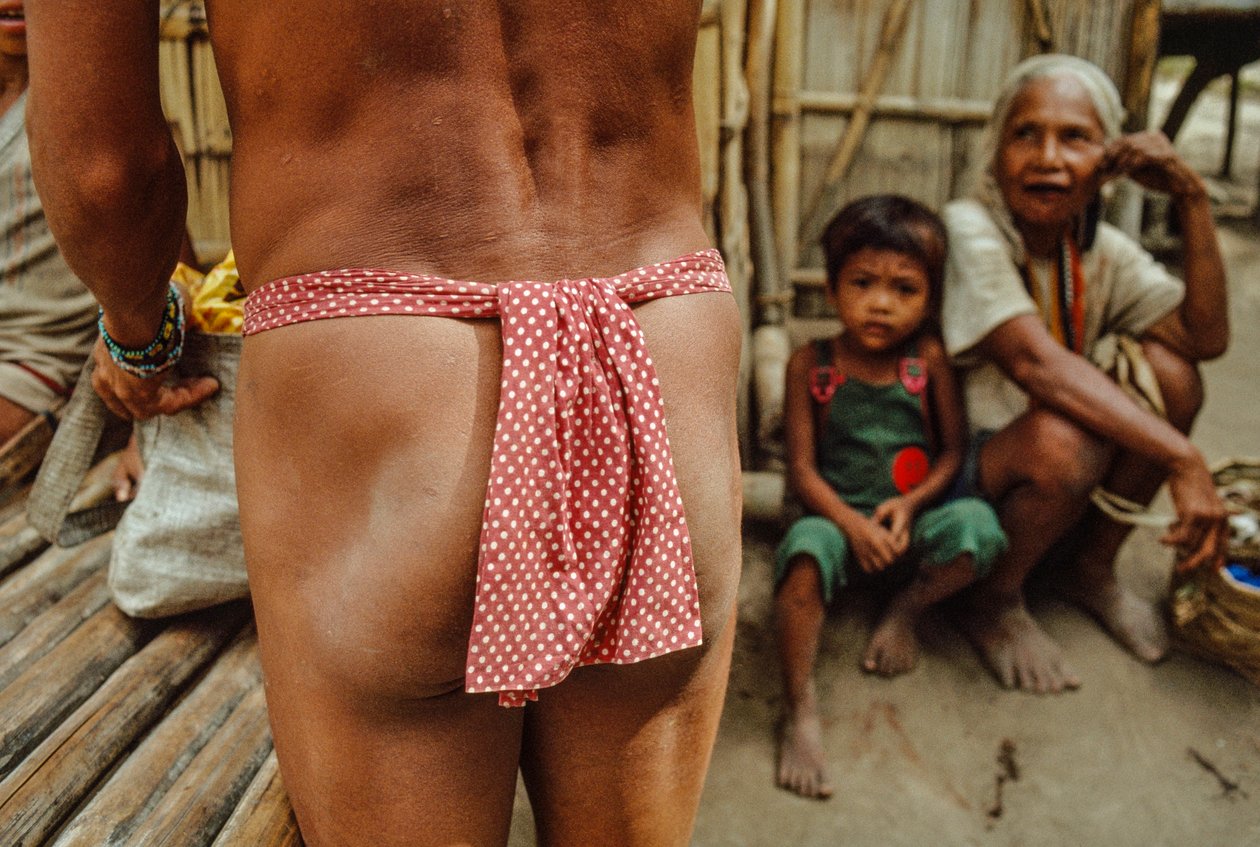 Um membro da tribo Mangyan veste uma tanga tradicional. de Sisse Brimberg