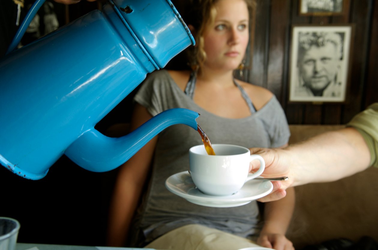 Café servido numa antiga cafeteira dinamarquesa, Arhus, Dinamarca, 2022 (foto) de Sisse Brimberg