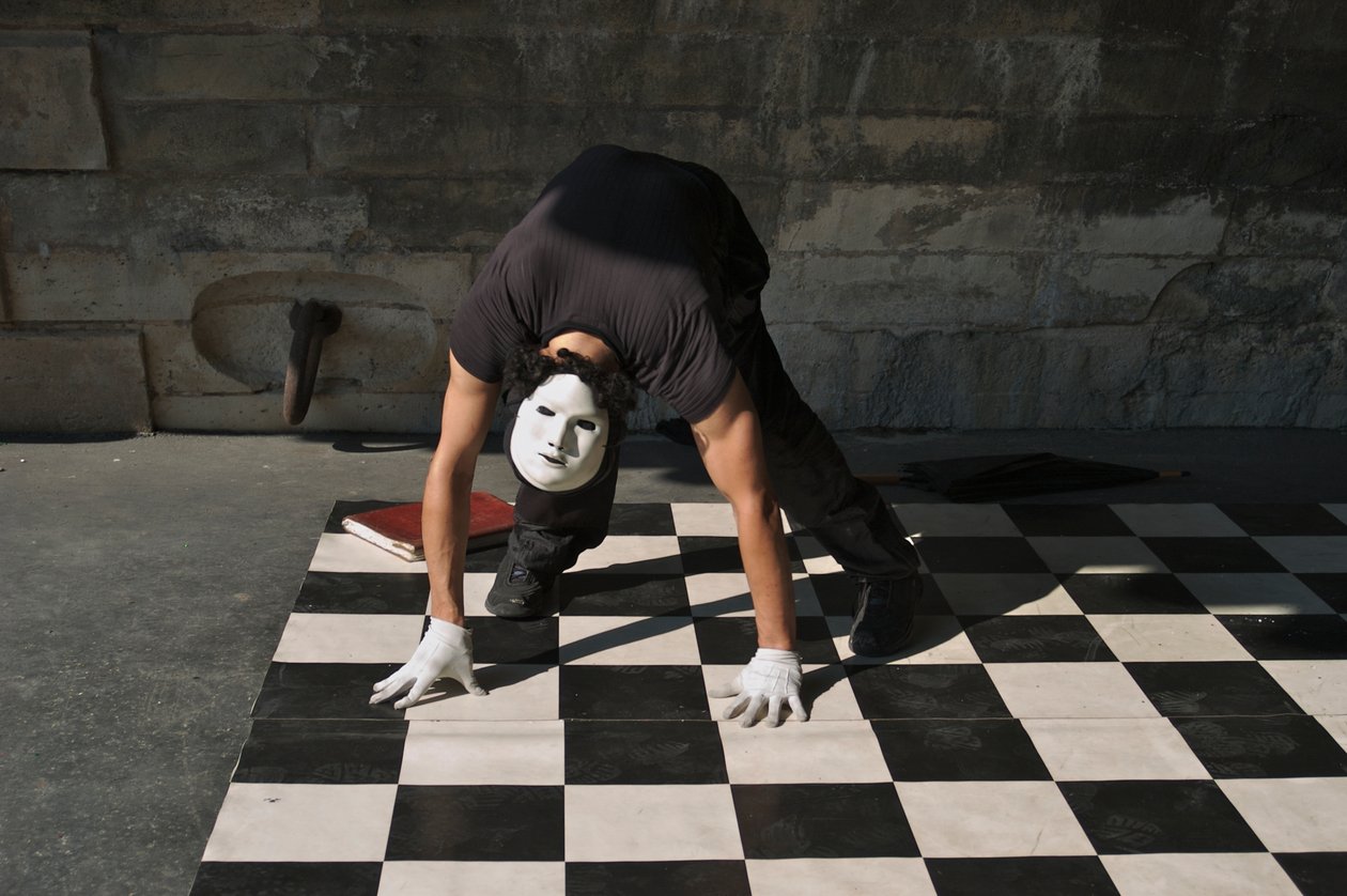 França, Paris: Artista de rua ao longo do cais do rio Siene, 2022 (foto) de Sisse Brimberg