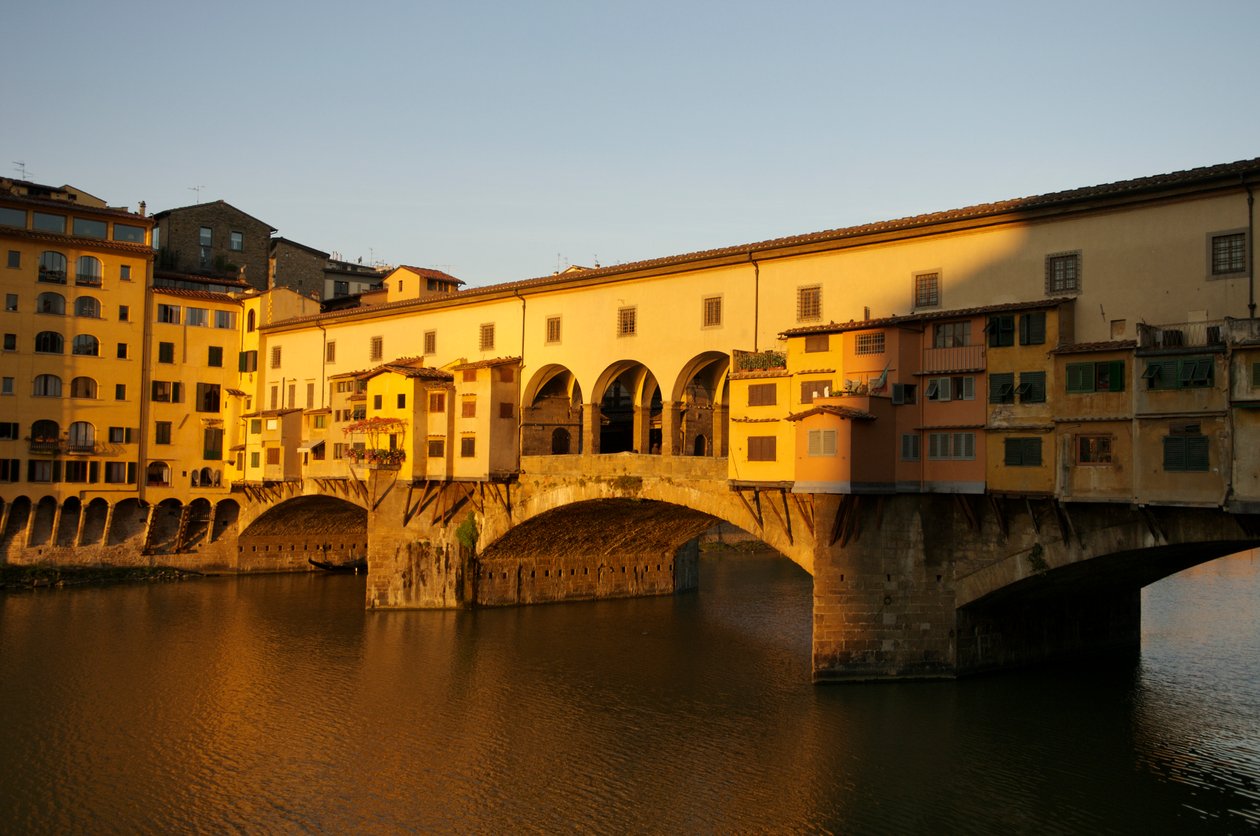 Itália, Florença, Nascer do sol na Ponte Vecchio ao amanhecer, 2022 (foto) de Sisse Brimberg