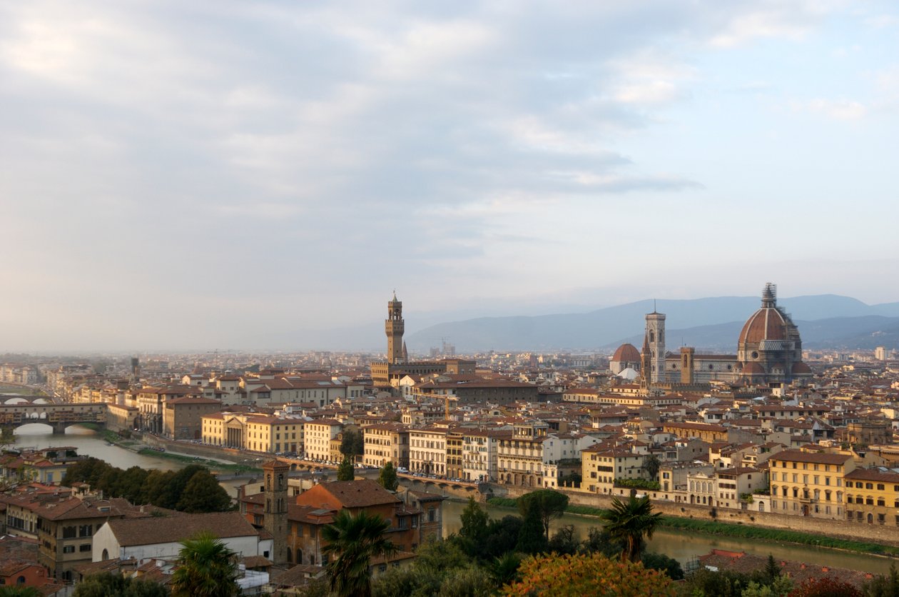 Itália, Toscana, Florença, vista elevada sobre a cidade a partir da Piazzele Michelangelo, 2022 (foto) de Sisse Brimberg