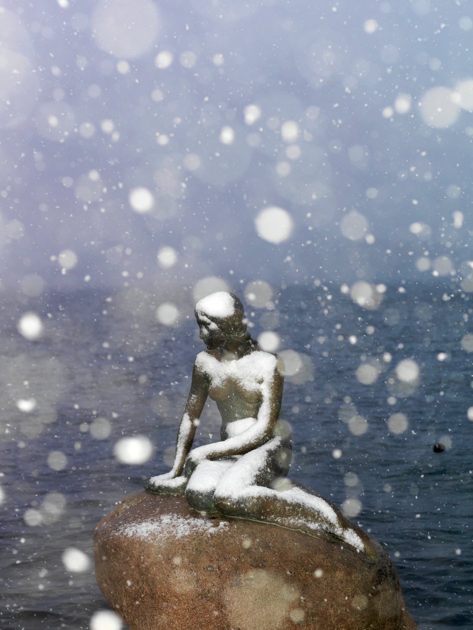 Tempestade de neve na estátua da Pequena Sereia de Edvard Eriksen, inverno em Copenhaga, Dinamarca, 2022 (foto) de Sisse Brimberg