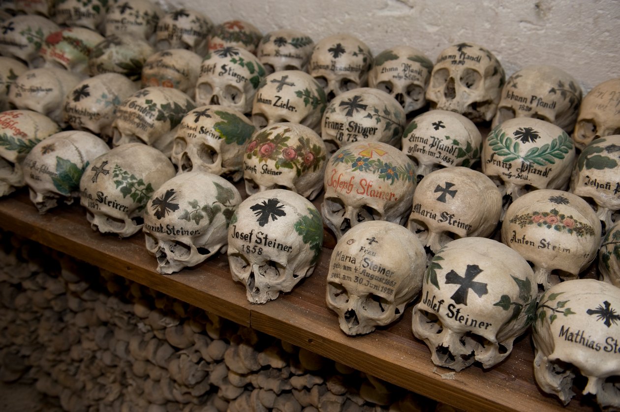 Alguns dos 600 crânios da "casa dos ossos", datados de 1720-1995, Hallstatt, Áustria, 2022 (foto) de Sisse Brimberg