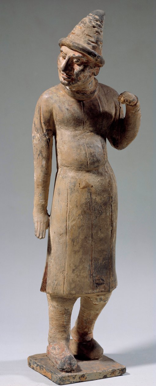 Arte chinesa: Estatueta sogdiana, terracota bárbara com chapéu pontiagudo carregando seda (do atual Uzbequistão). Século VI ou VIII. Paris, Museu Cernuschi de Sogdian Sogdian