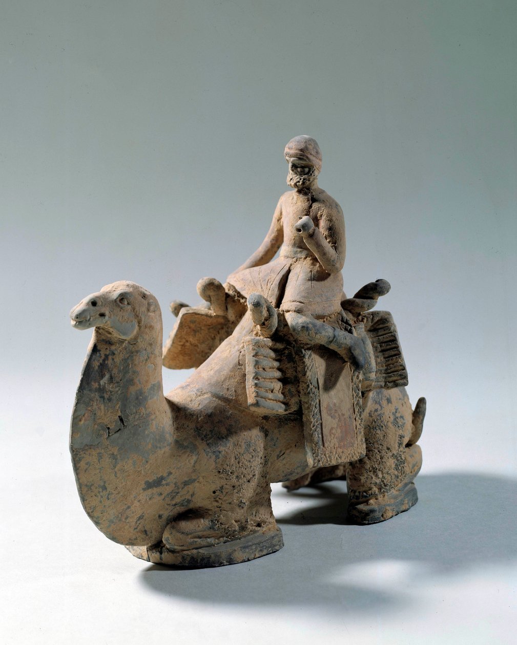 A civilização sogdiana: "camelo e camelo, transporte de seda" estátua funerária de Terracota. Século V ou VI. Paris, Museu Cernuschi de Sogdian Sogdian