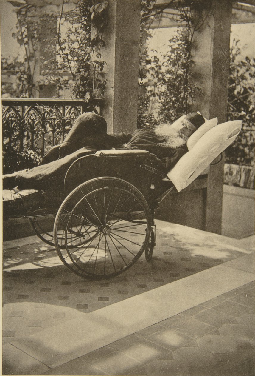 Autor russo Leo Tolstoi em recuperação em Gaspra, Crimeia, Rússia, 1902. de Sophia Andreevna Tolstaya