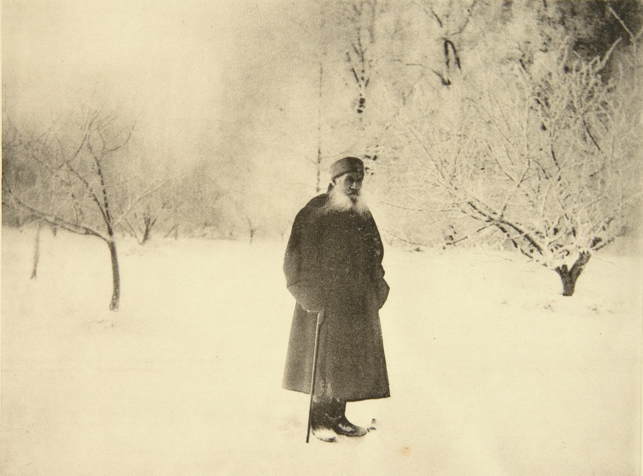 Autor russo Leo Tolstoy dando um passeio de inverno, 1900 de Sophia Andreevna Tolstaya