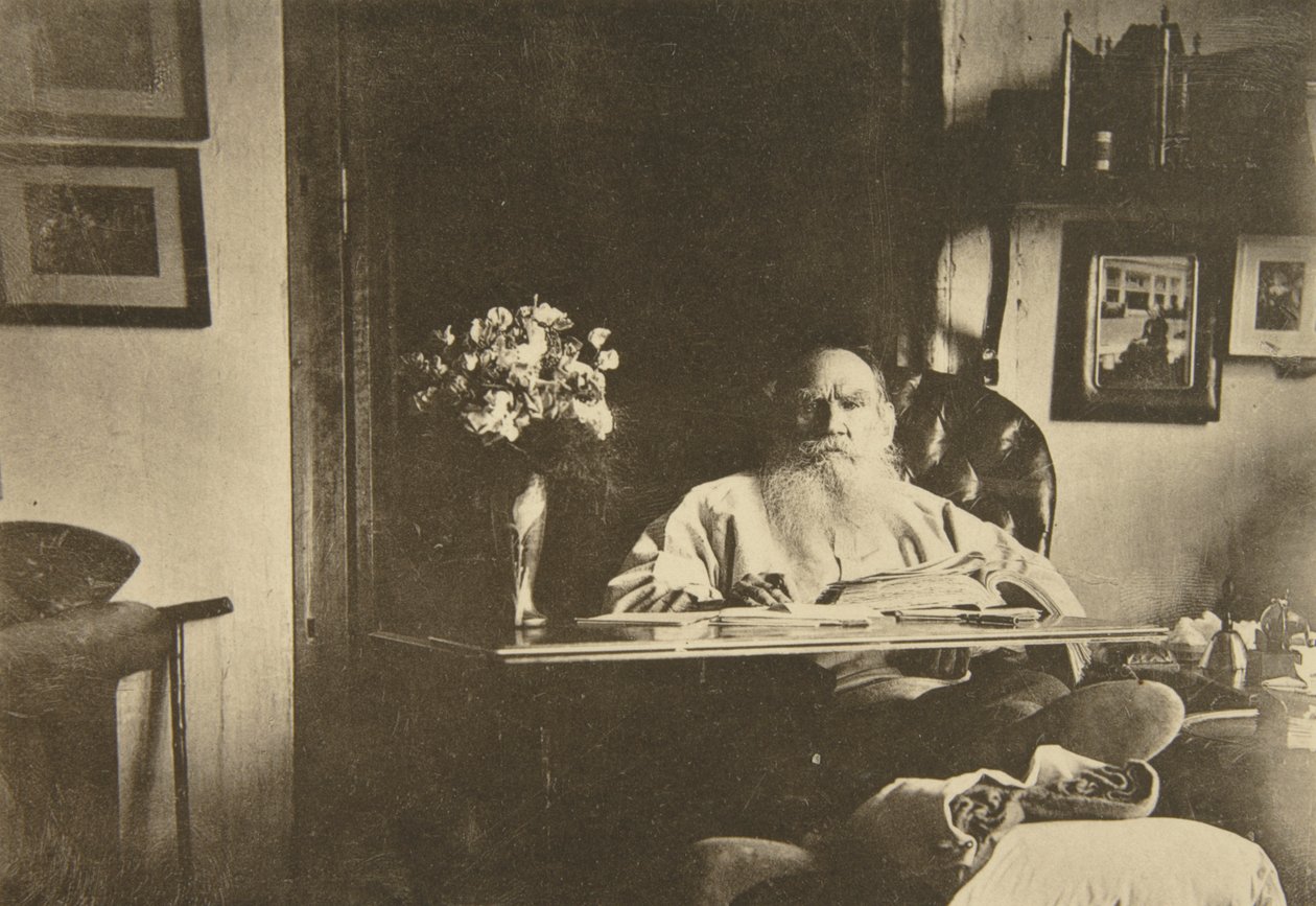 Autor russo Leo Tolstoi com uma perna ruim, Rússia, 1908 de Sophia Andreevna Tolstaya