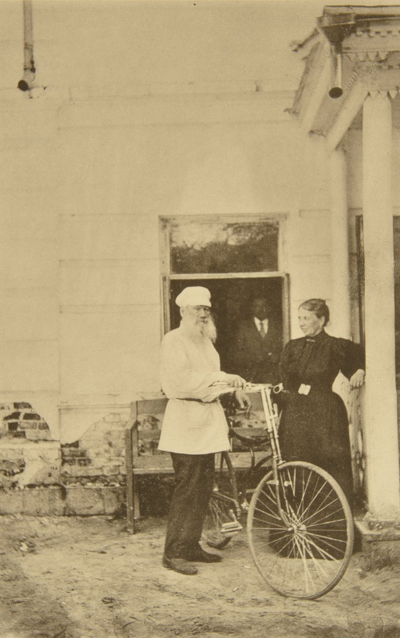 Autor russo Leo Tolstoy com uma bicicleta, Rússia, década de 1890 de Sophia Andreevna Tolstaya