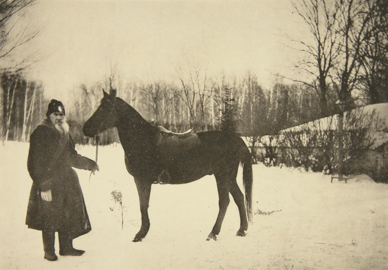 Autor russo Leo Tolstoy com um cavalo, Yasnaya Polyana, perto de Tula, Rússia, 1905. de Sophia Andreevna Tolstaya