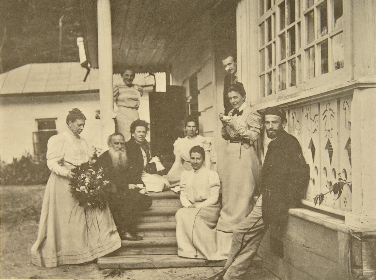 Autor russo Leo Tolstoy com a família em seu aniversário de esposa, Rússia, anos 1900 de Sophia Andreevna Tolstaya
