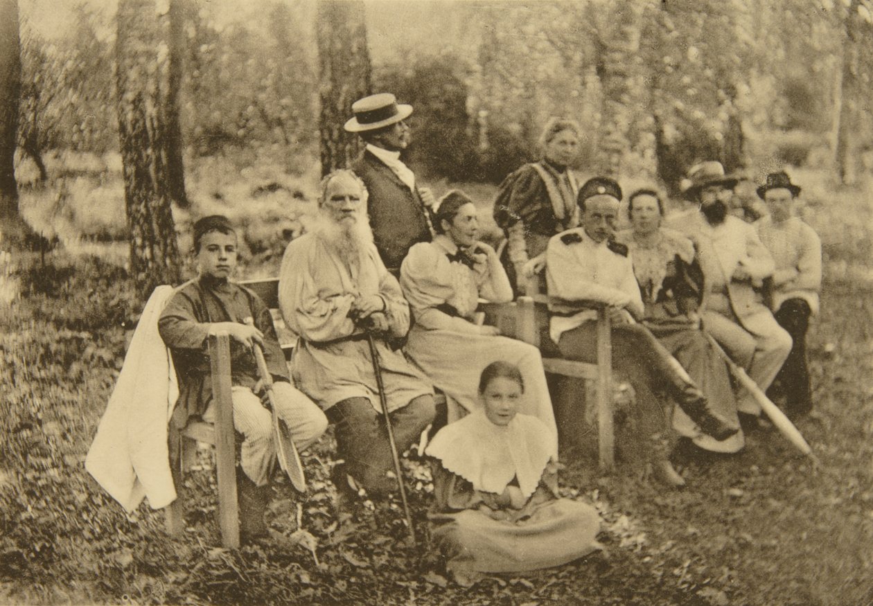 Autor russo Leo Tolstoy com convidados, Yasnaya Polyana, perto de Tula, Rússia, 1895. de Sophia Andreevna Tolstaya