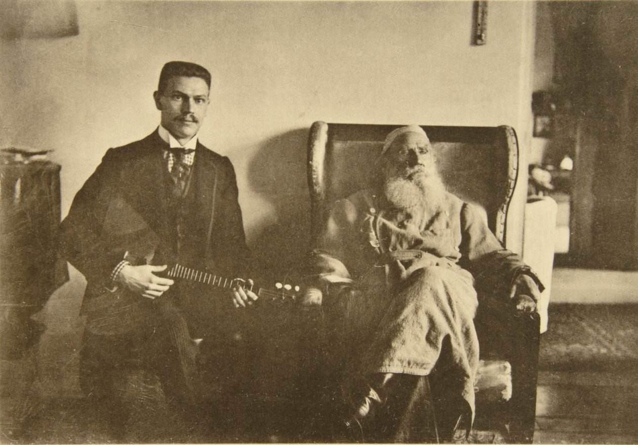 Autor russo Leo Tolstoy com o jogador de balalaica Boris Troyanovsky, Rússia, 1909 de Sophia Andreevna Tolstaya