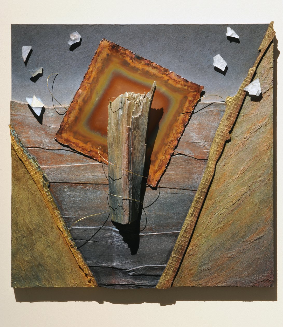 God Among Us, 2007 (painel, cobre, arame, objectos encontrados, textura, perspex, têxtil) de Sophie Hacker