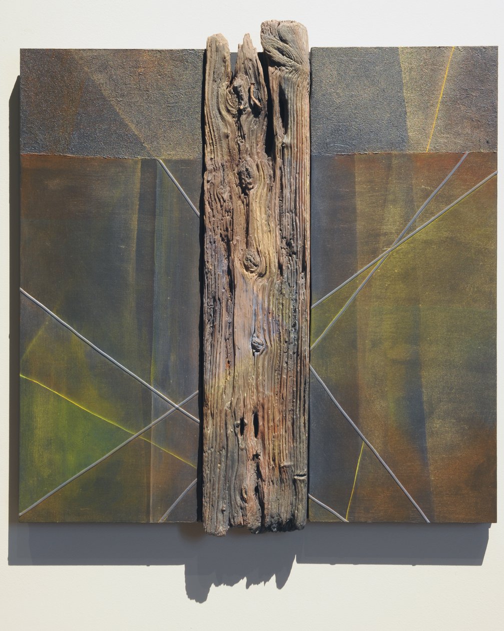 Jesus Accepts Suffering, 2007 (painel, chumbo, pigmento, textura, objectos encontrados, pregos) de Sophie Hacker