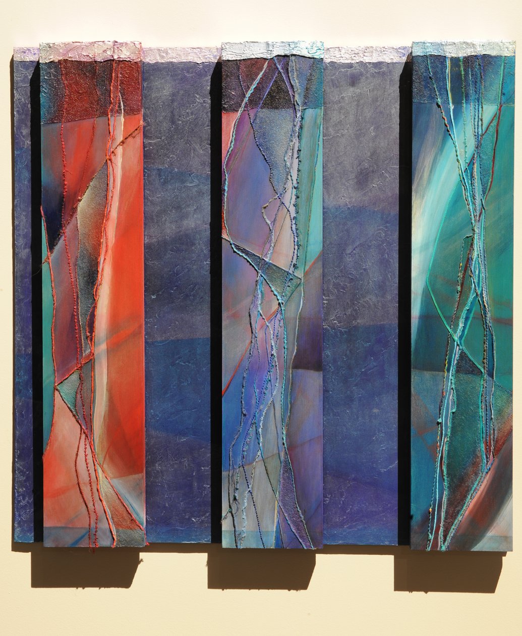 Os Reis Magos, 2007 (painel, pigmento, prata dourada, têxtil, pó de mármore, textura, resina) de Sophie Hacker