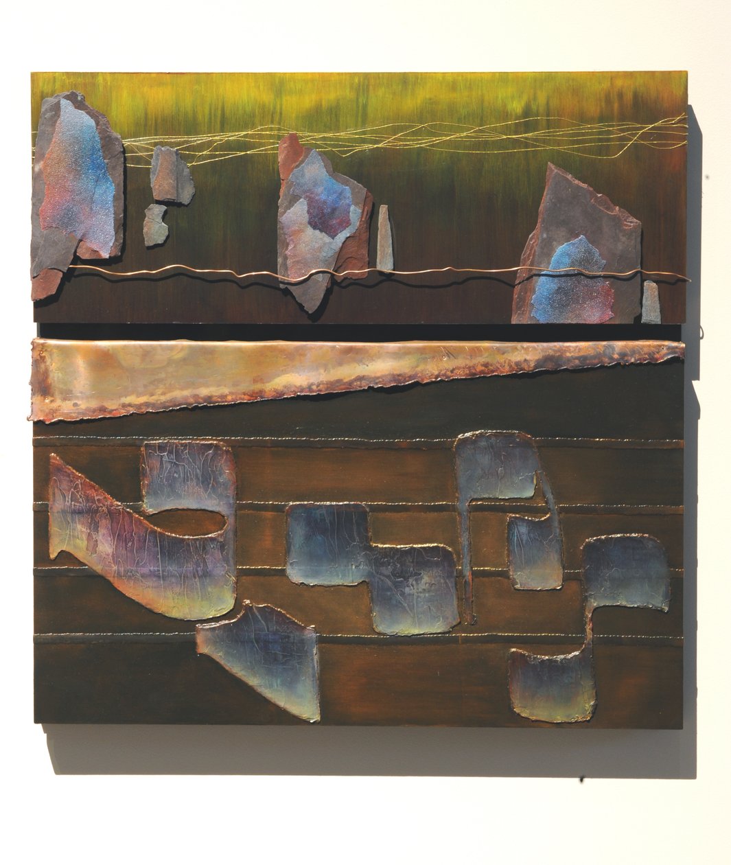 A Palavra, 2007 (painel, cobre, fio de ouro, chumbo, ardósia, lixa, pigmento) de Sophie Hacker