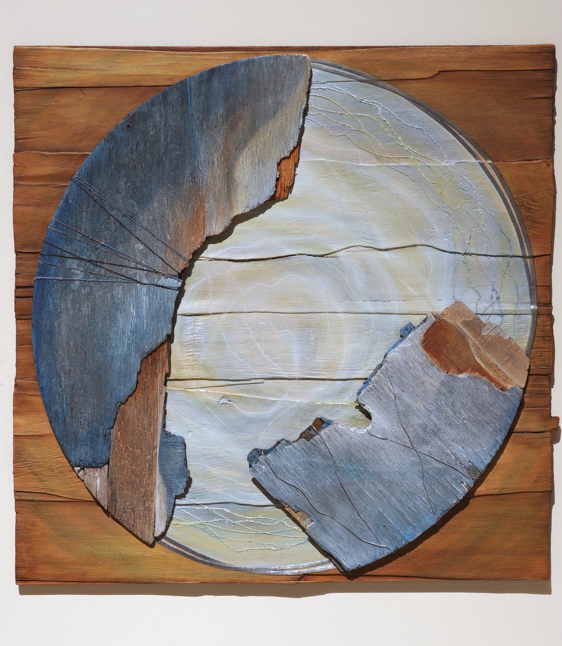 Virgem e Menino, 2007 (painel, materiais encontrados, têxtil, meio irridescente) de Sophie Hacker