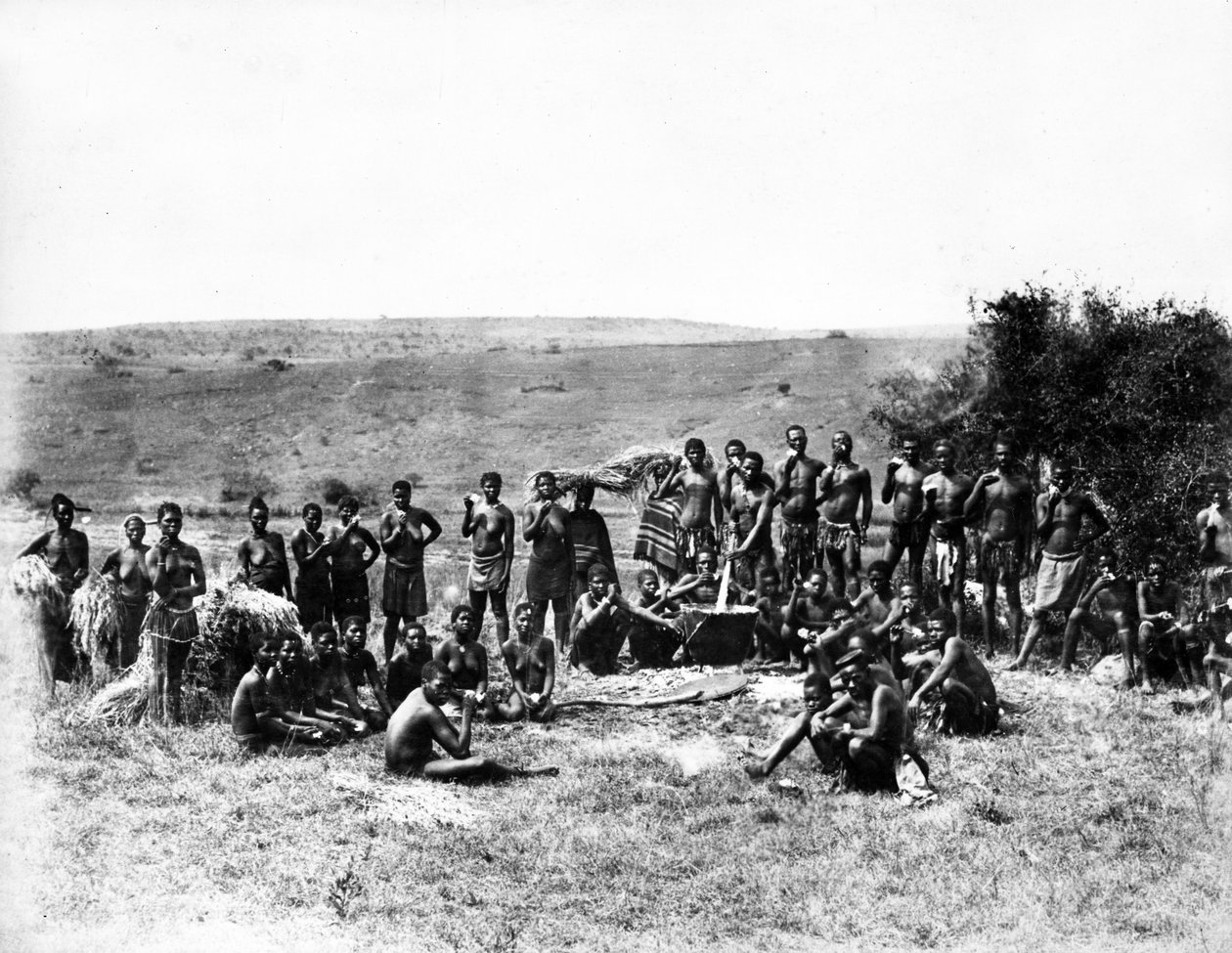 Grupo de Zulus tendo seu Scouff, c.1895 de South African Photographer