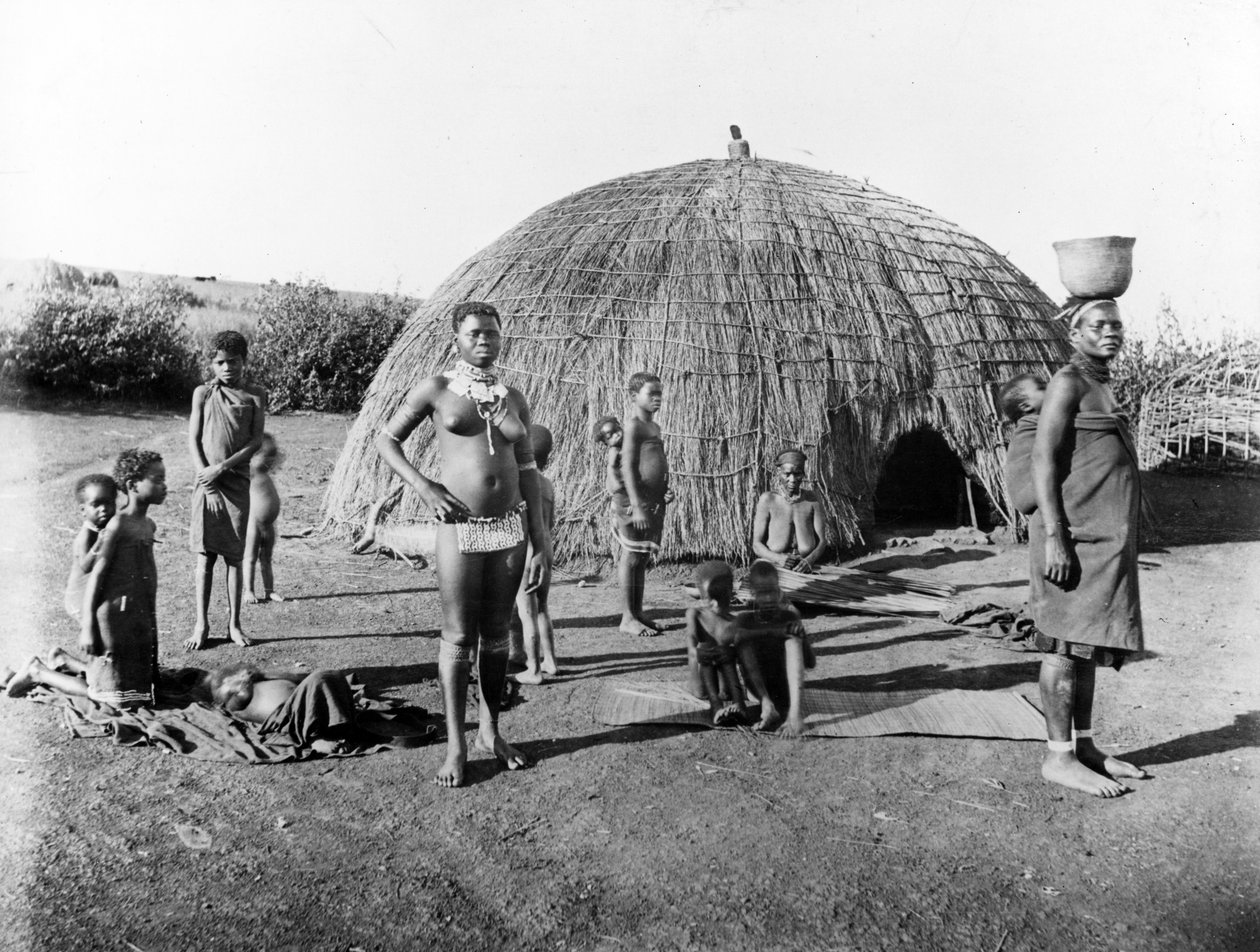Fazendo tapetes na Zululândia, c.1895 de South African Photographer