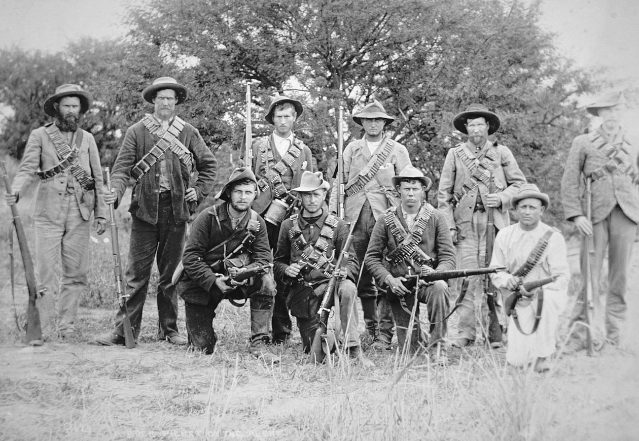 Comandos bôeres armados com a espingarda alemã Mauser Modelo 1895 (foto a p/b) de South African Photographer
