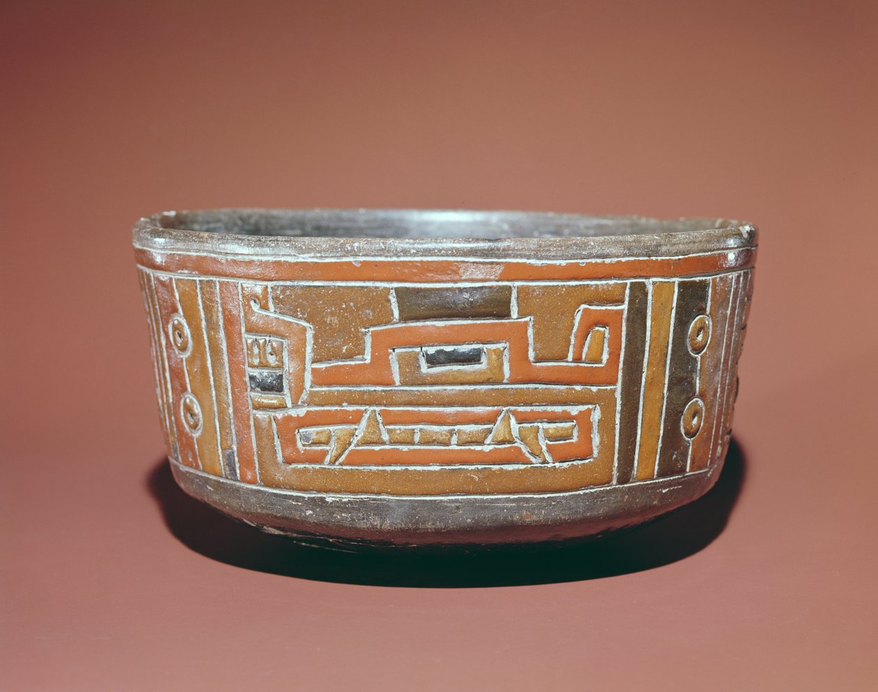 Taça decorada com a cabeça de um jaguar, pré-colombiana (olaria) de South American School