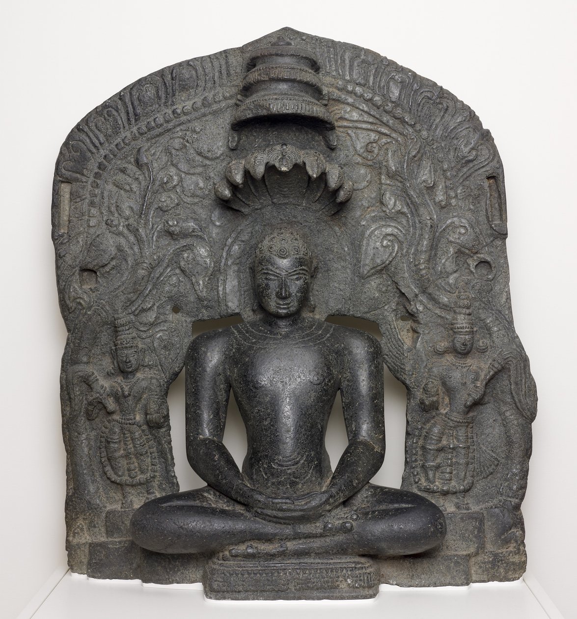 Jaina Tirthankara Parshvanatha com capuz de serpente sentado em meditação (Dhyanamudra), de Karnataka, Índia (clorito) de South Indian School