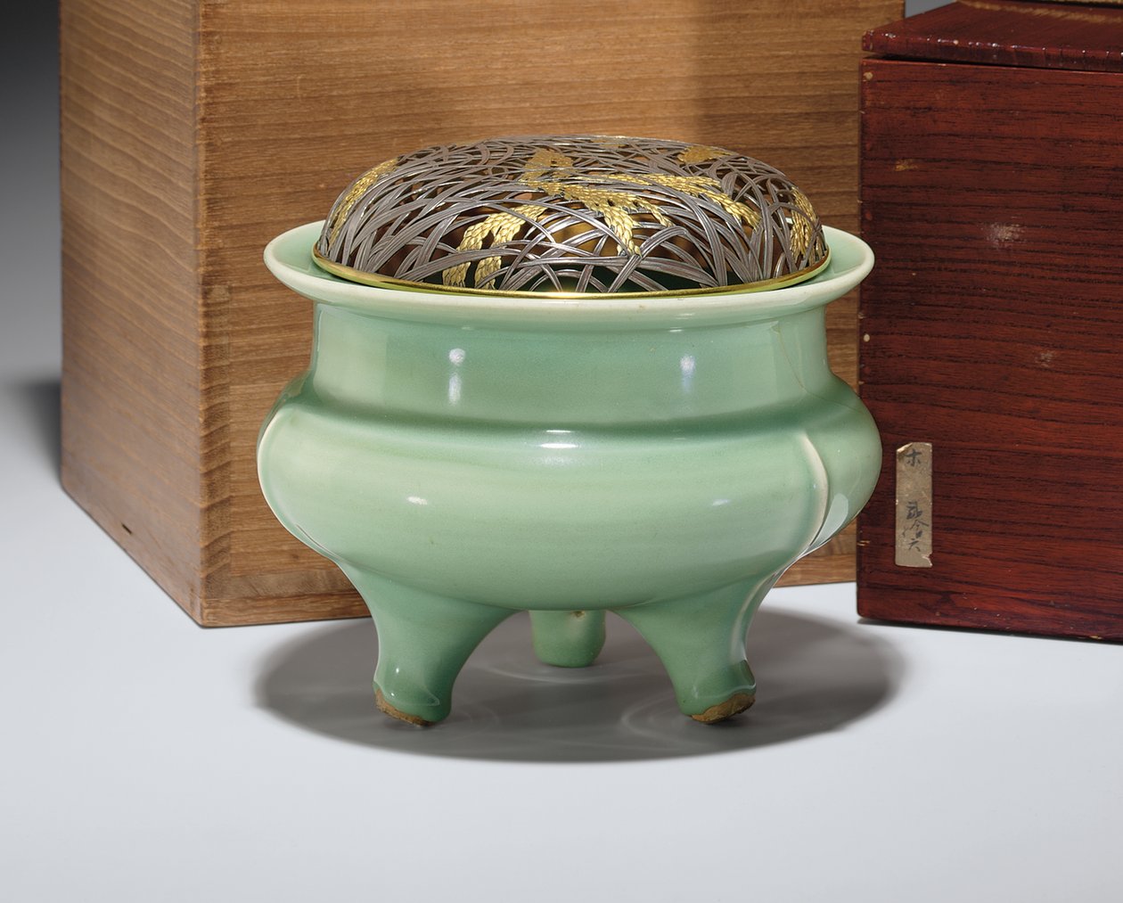 Grande incensário de tripé Longquan celadon com cobertura de metal dourado de pacote japonês (cerâmica) (ver também 349496) de Southern Song Dynasty Chinese School