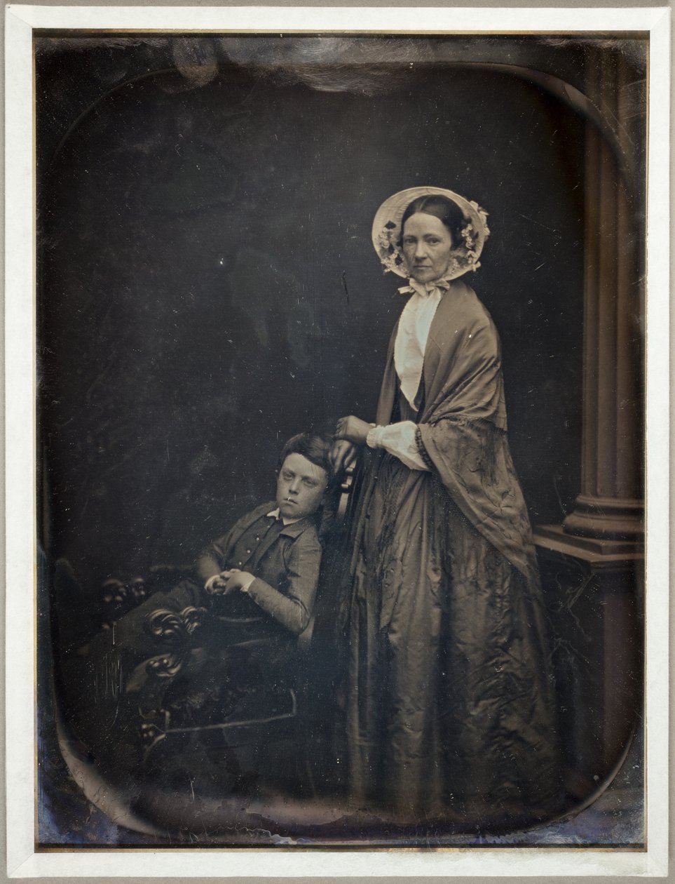 Sem título (Uma mulher de gorro e xale, com seu filho sentado) de Southworth and Hawes