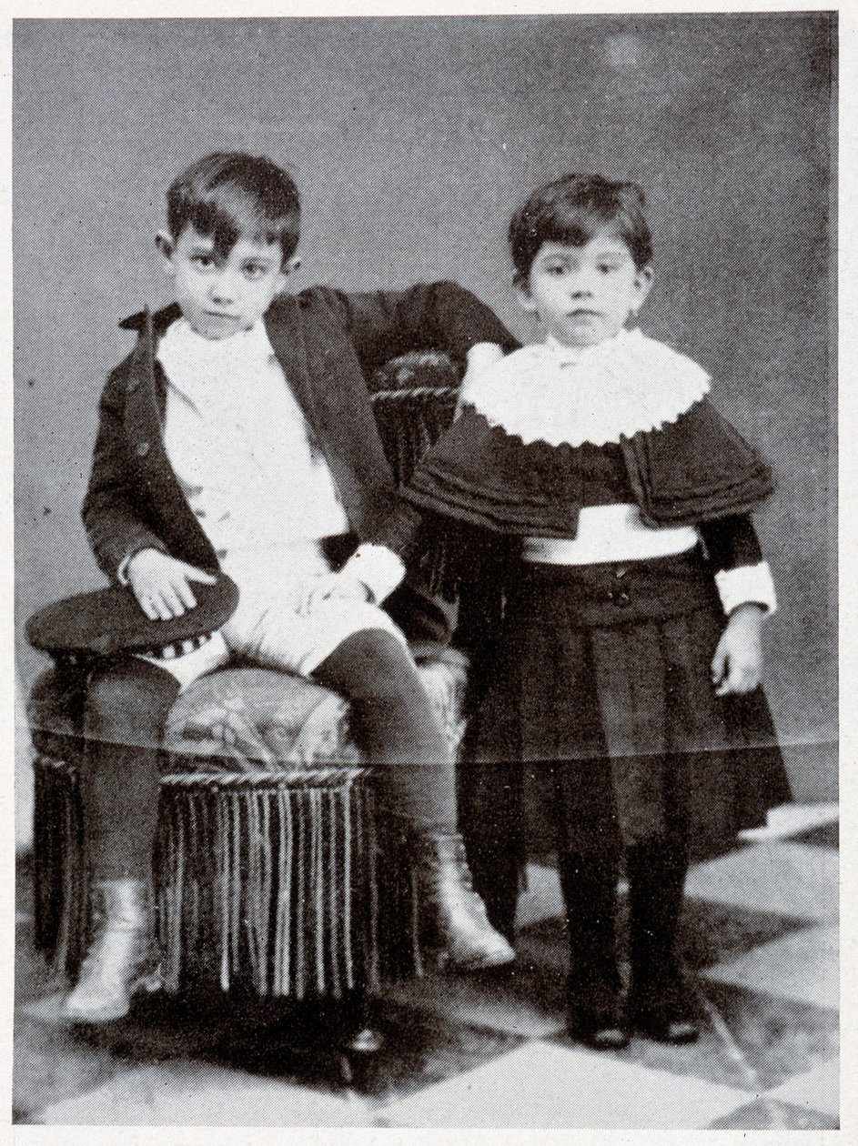 Sete anos de idade Pablo Picasso com sua irmã, Conchita, 1888 de Spanish Photographer