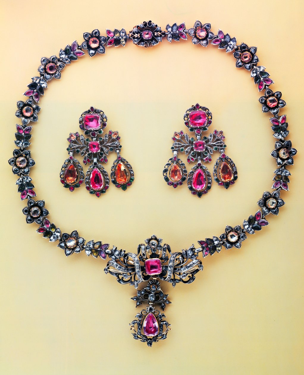 Colar de diferentes topázios coloridos e diamantes rosa, espanhol, século XVIII (topázio e diamante rosa) de Spanish School