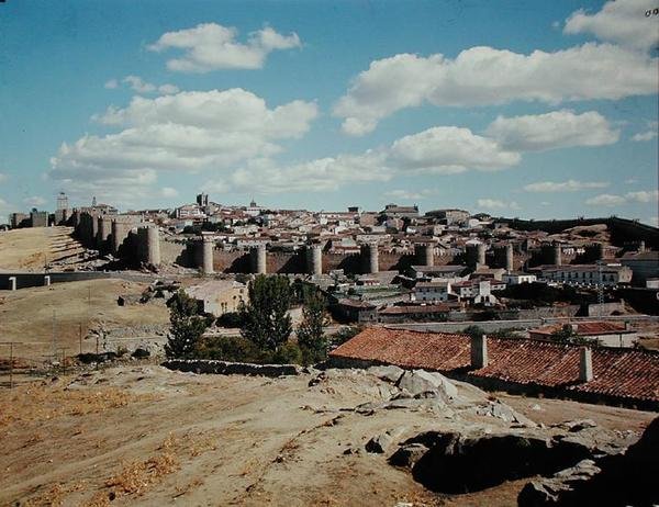 Vista panorâmica das muralhas da cidade antiga, do 11º ao 12º século de Spanish School