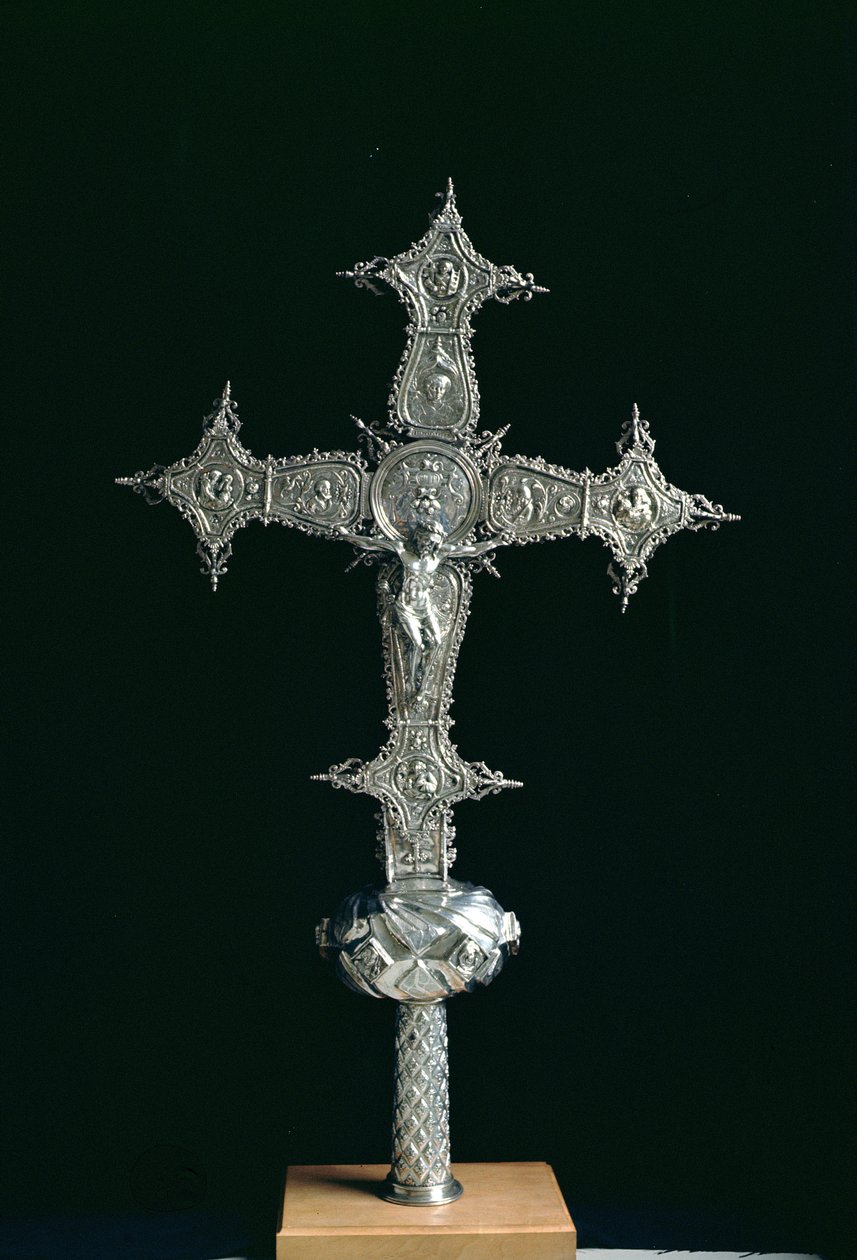 Cruz processional, marcada NOE M.Guenca, c.1575-1600 (parcela de prata dourada sobre uma base de madeira) de Spanish School