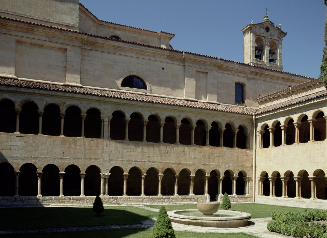 Ver através do claustro duplo de Spanish School