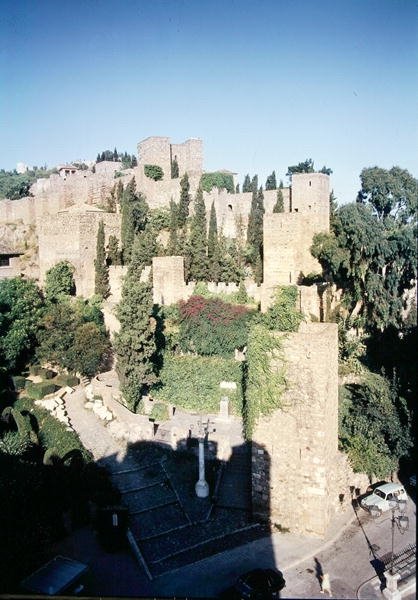 Vista da Alcazaba, iniciada em 1057 por Badis el Ziri de Spanish School