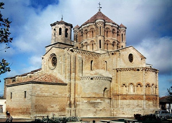 Vista do Colegiata de Santa Maria la Mayor, construído a partir de c.1160 de Spanish School