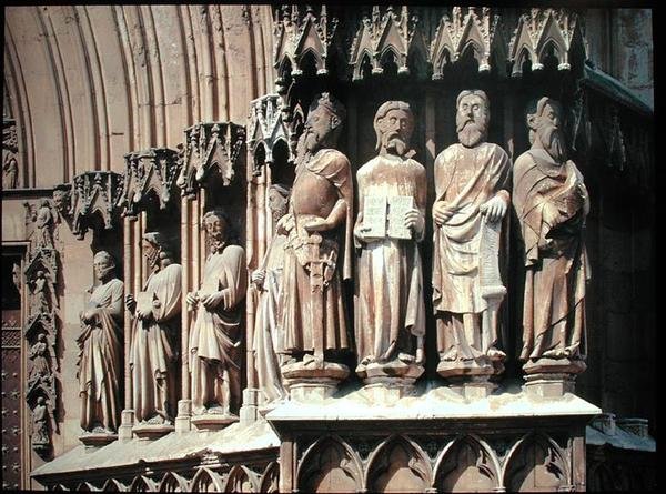 Figuras de batente da fachada do portal principal, construída entre 1171 e 1331 de Spanish School