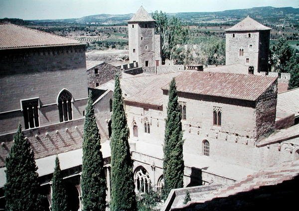 Vista do Mosteiro de Santa Maria de Poblet, fundado em 1149 e restaurado em 1940 de Spanish School