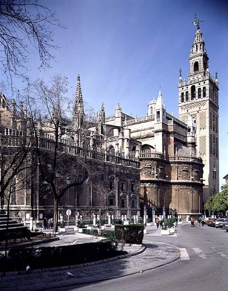 Vista da fachada oriental com a torre da Giralda além de Spanish School