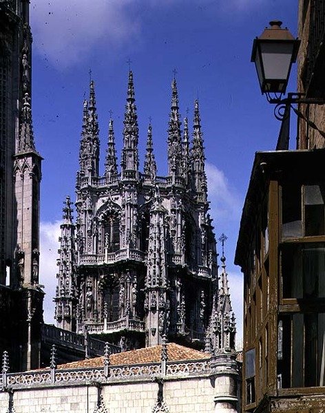 A lanterna (cimborio) provavelmente projetada por Juan de Langres (fl. 1522-40) construída por Felipe Vigarny e Juan de Vallejo (fl. 1518-69) completou 1568 de Spanish Colonial