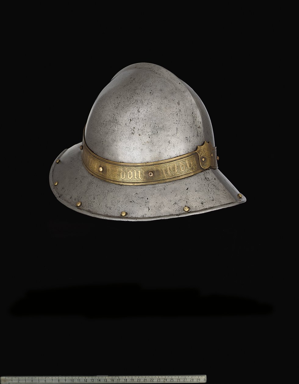 Um chapéu de guerra espanhol (Cabacete) no estilo do final do século 15 de Spanish School