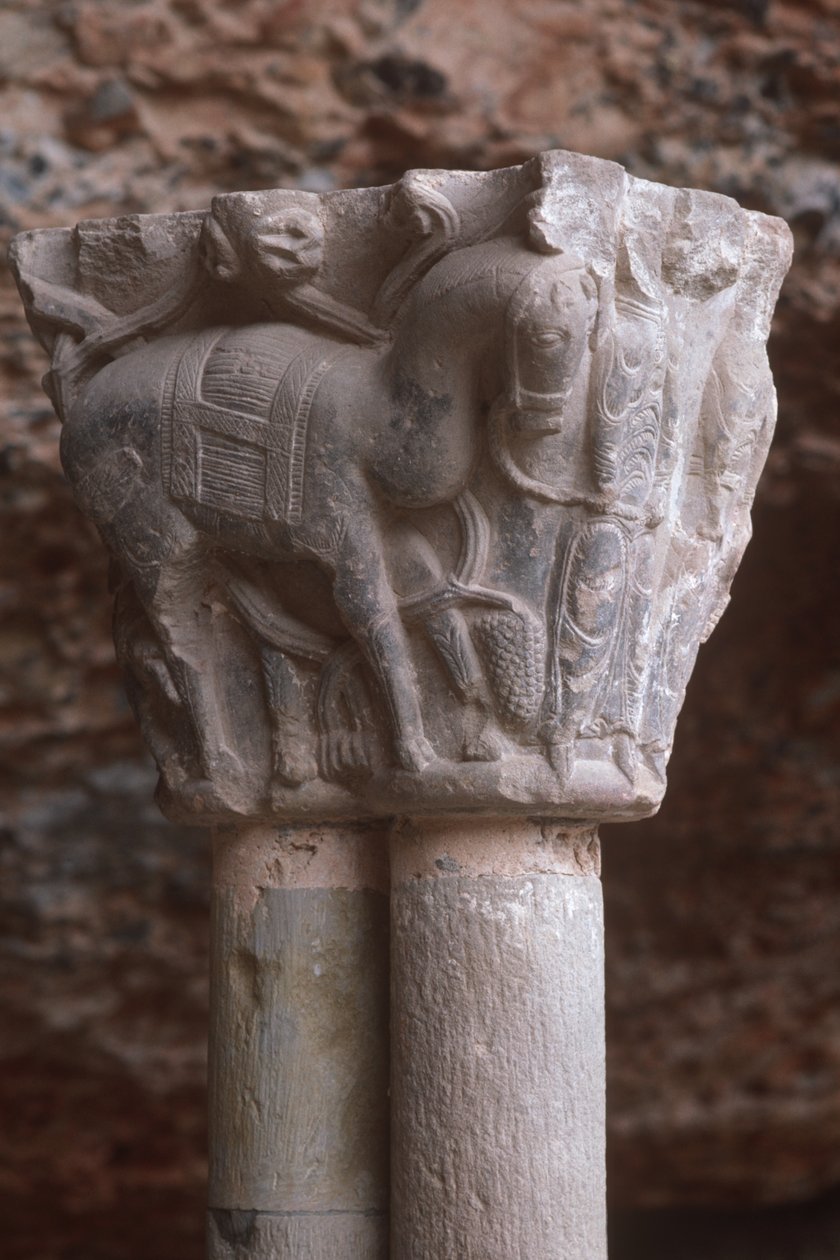 Uma capital arcada com escultura de um cavalo (foto) de Spanish School