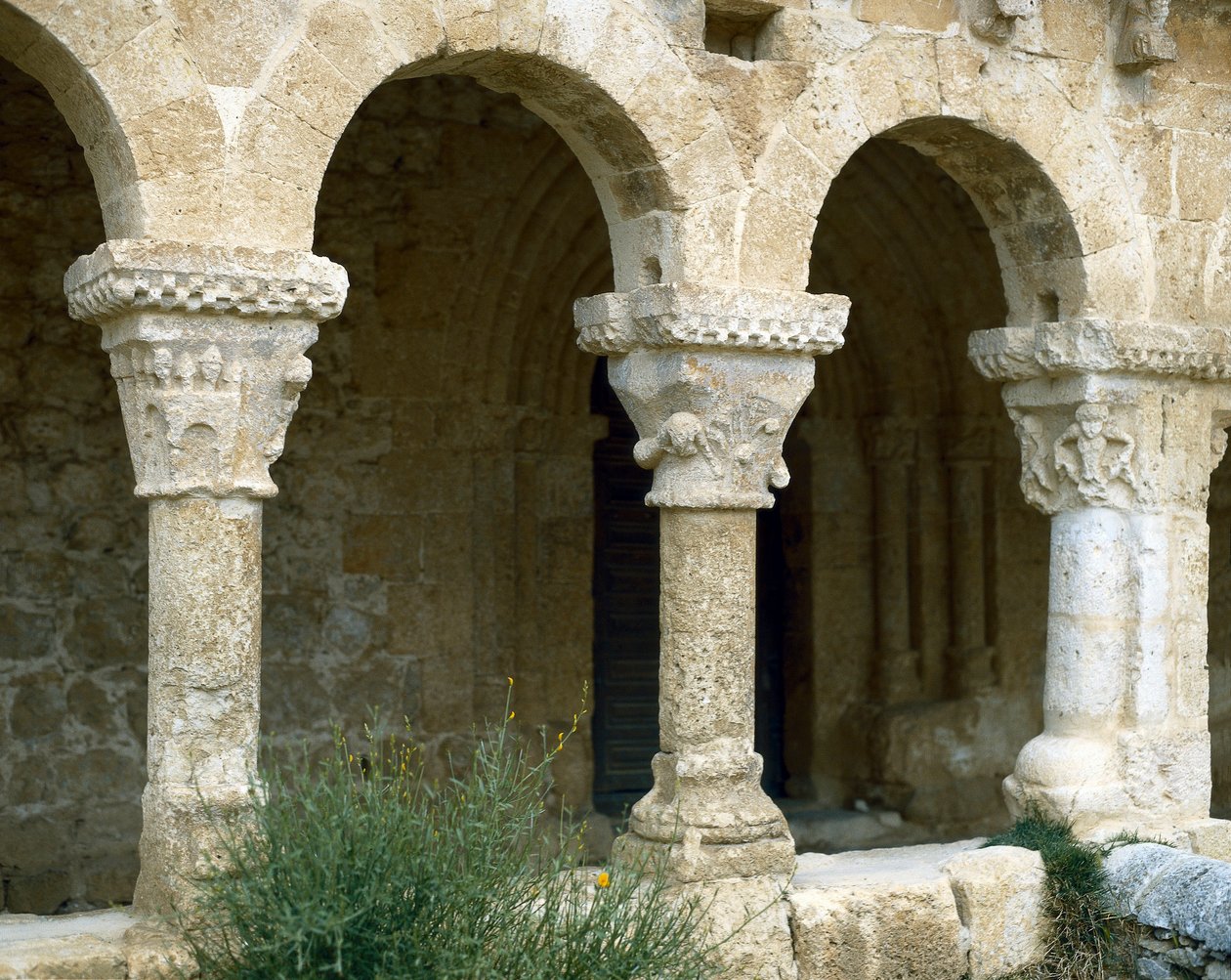 Arcadas do átrio, Igreja de São Miguel, San Esteban de Gormaz, Espanha, arquitetura do século XI-12 (foto) de Spanish School