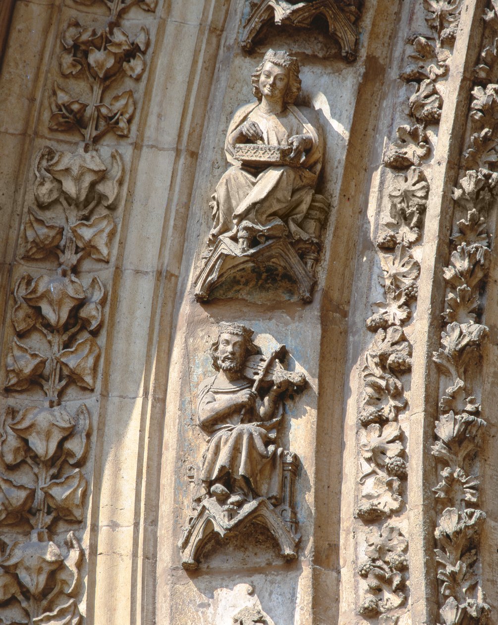 Arquivolt do portal central da fachada oeste, detalhe de um violinista e um tocador de cítara, c. 1350-1400 (alto relevo) de Spanish School