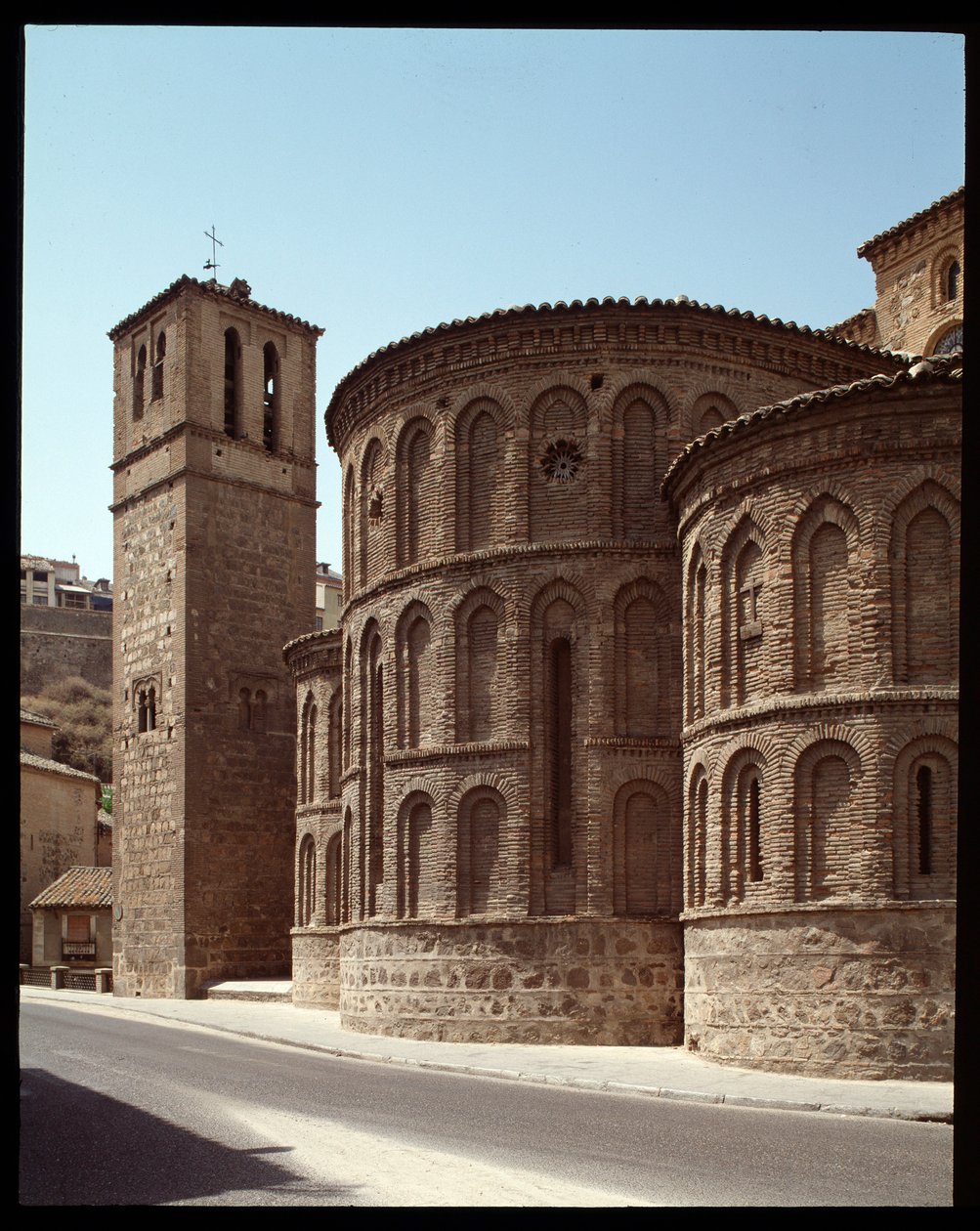 Art mudejar: vista da abside da igreja Santiago de Arrabal, século XIII Toledo, Espanha de Spanish School