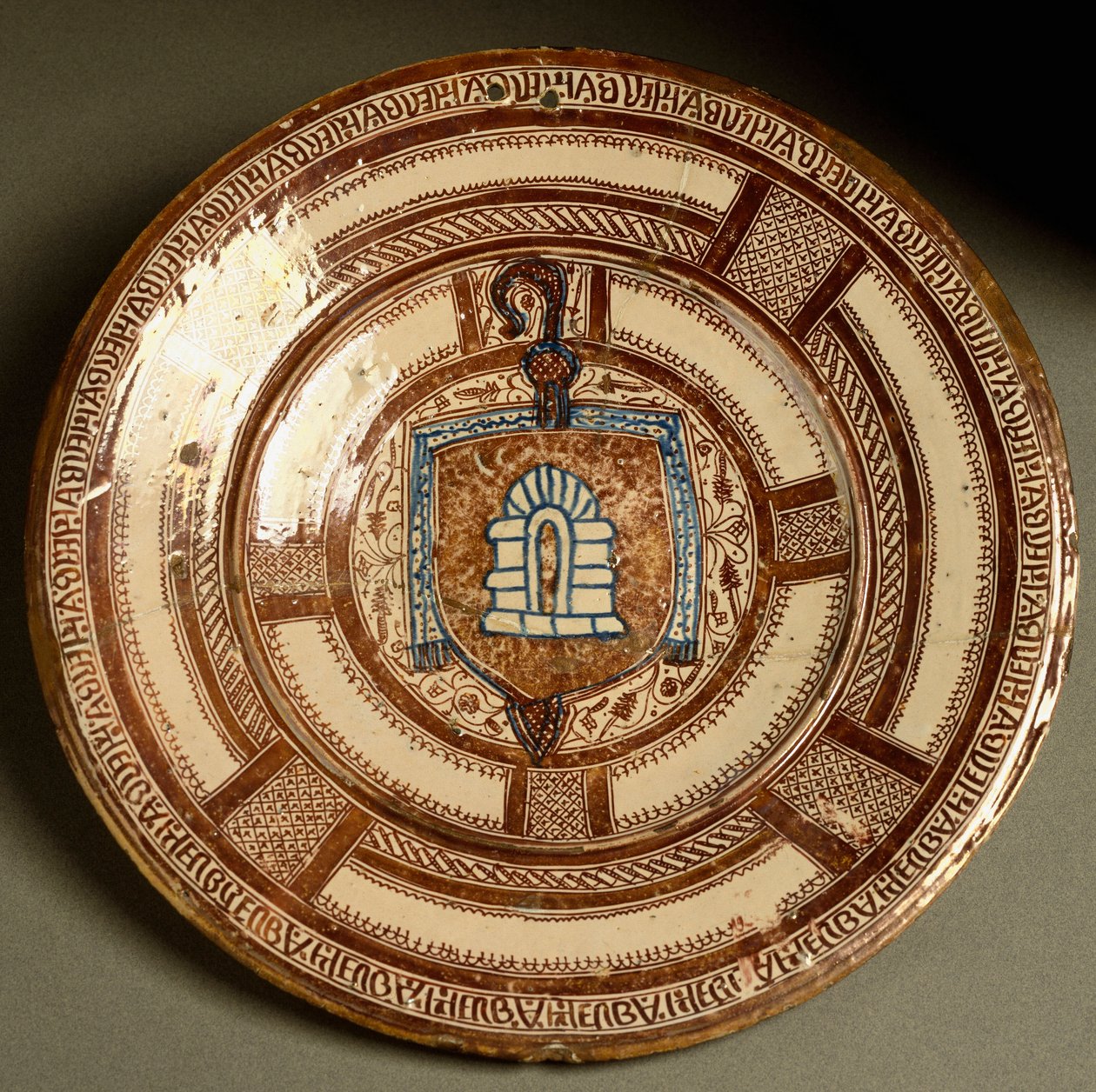 Blazon da abadia de Poblet, abadia cisterciense na Catalunha. Prato cerâmico produzido perto de Valência, Espanha. Florença do século XVI, Museo Nazionale del Bargello de Spanish School