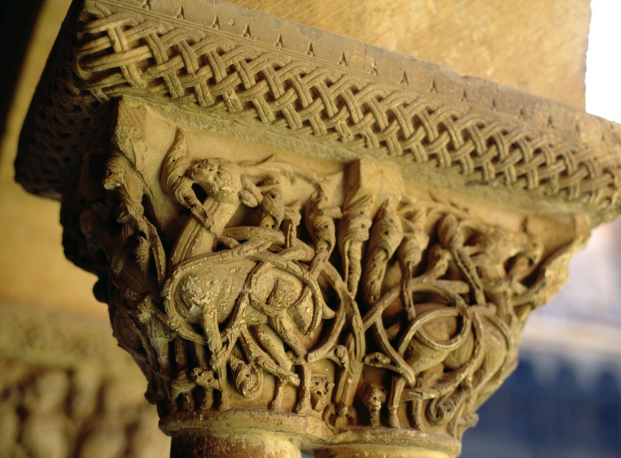 Capital esculpida no lado oeste do claustro de Spanish School